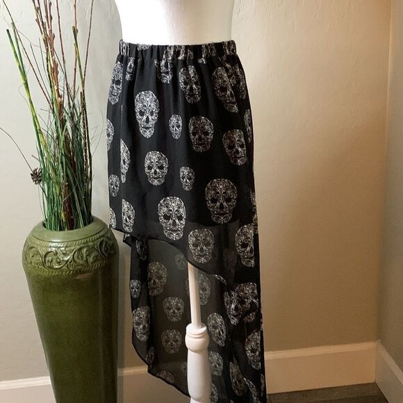 H&m black sugar skull hi low skirt. Elastic waist size four. NWOT. - Picture 3 of 10